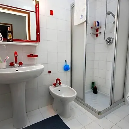 Sunny Beachside Family With Private Garden Close To The 호텔
