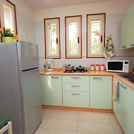 호텔 Sunny Beachside Family With Private Garden Close To The