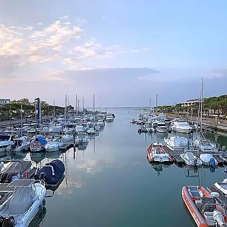 Sunny Beachside Family With Private Garden Close To The * 利尼亚诺萨比亚多罗
