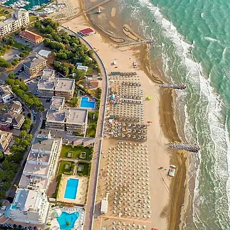 酒店 Sunny Beachside Family With Private Garden Close To The *